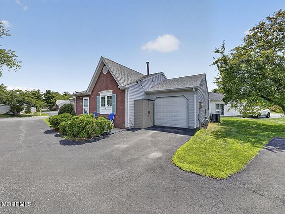 3rd image of 33 Carnaby Close