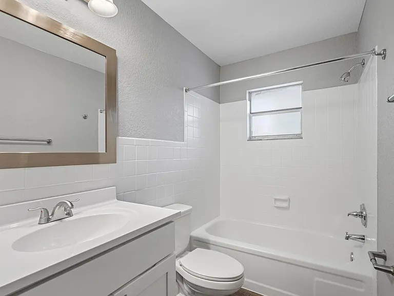 Uptown Apartments — Photo 29