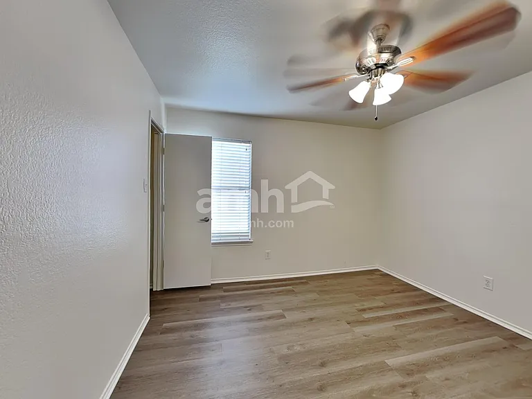 532 Winbridge Ln — Photo 15