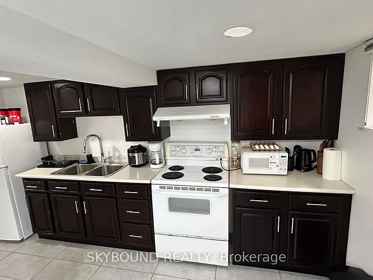 8 Runnymede Rd #LOWER — Photo 2
