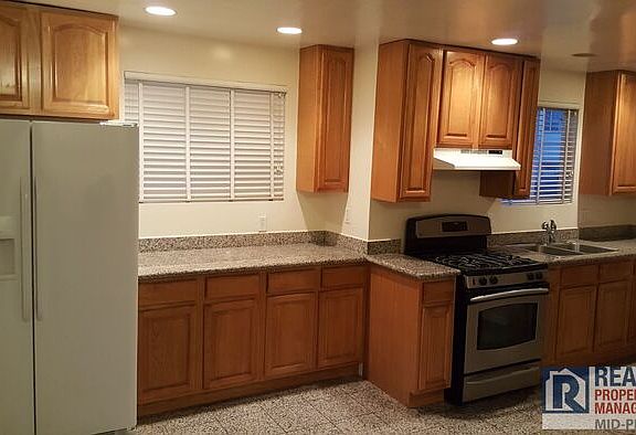 3rd image of 928 Commercial Ave