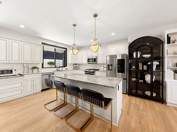 4th image of 457 Augusta Ct