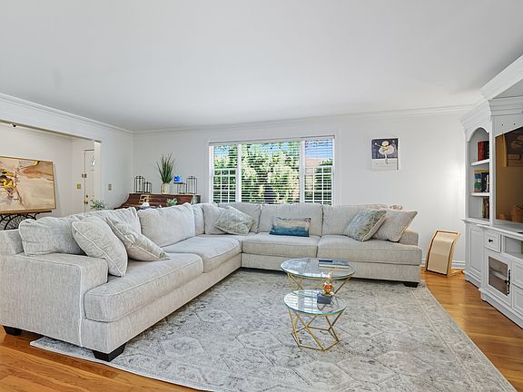 Spacious and Bright Living Room