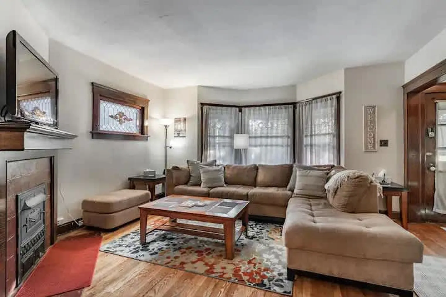 2 bed, 1.0 bath, 990 sqft, $2,056 — Photo 2