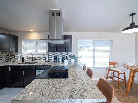 5th image of 205 E Oxford Dr
