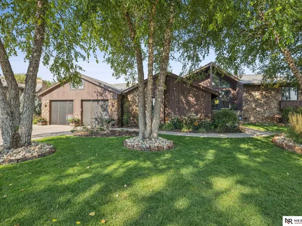 8612 Makaha Cir, Papillion, NE 68046