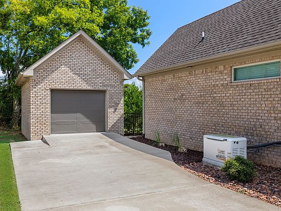 4th image of 718 Saddleridge Way