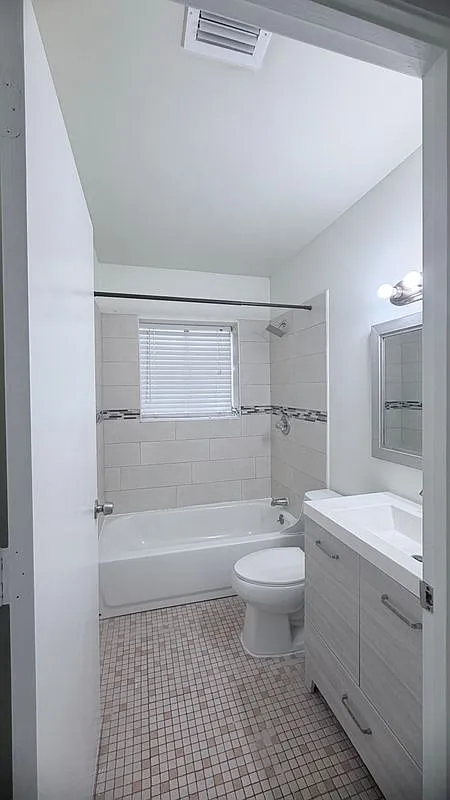 2 bed, 1.0 bath, 912 sqft, $2,000 — Photo 1