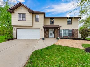8015 S Carrolton Ct, Hanover Park, IL