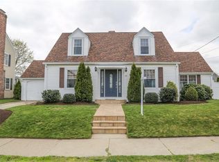 27 Rockland Ave, Cranston, RI 02910