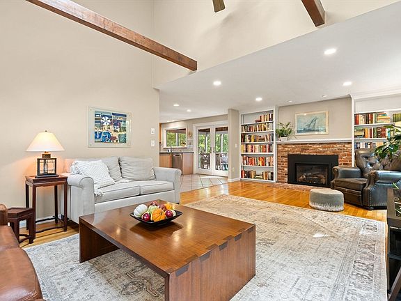 3rd image of 14 Fieldstone Dr
