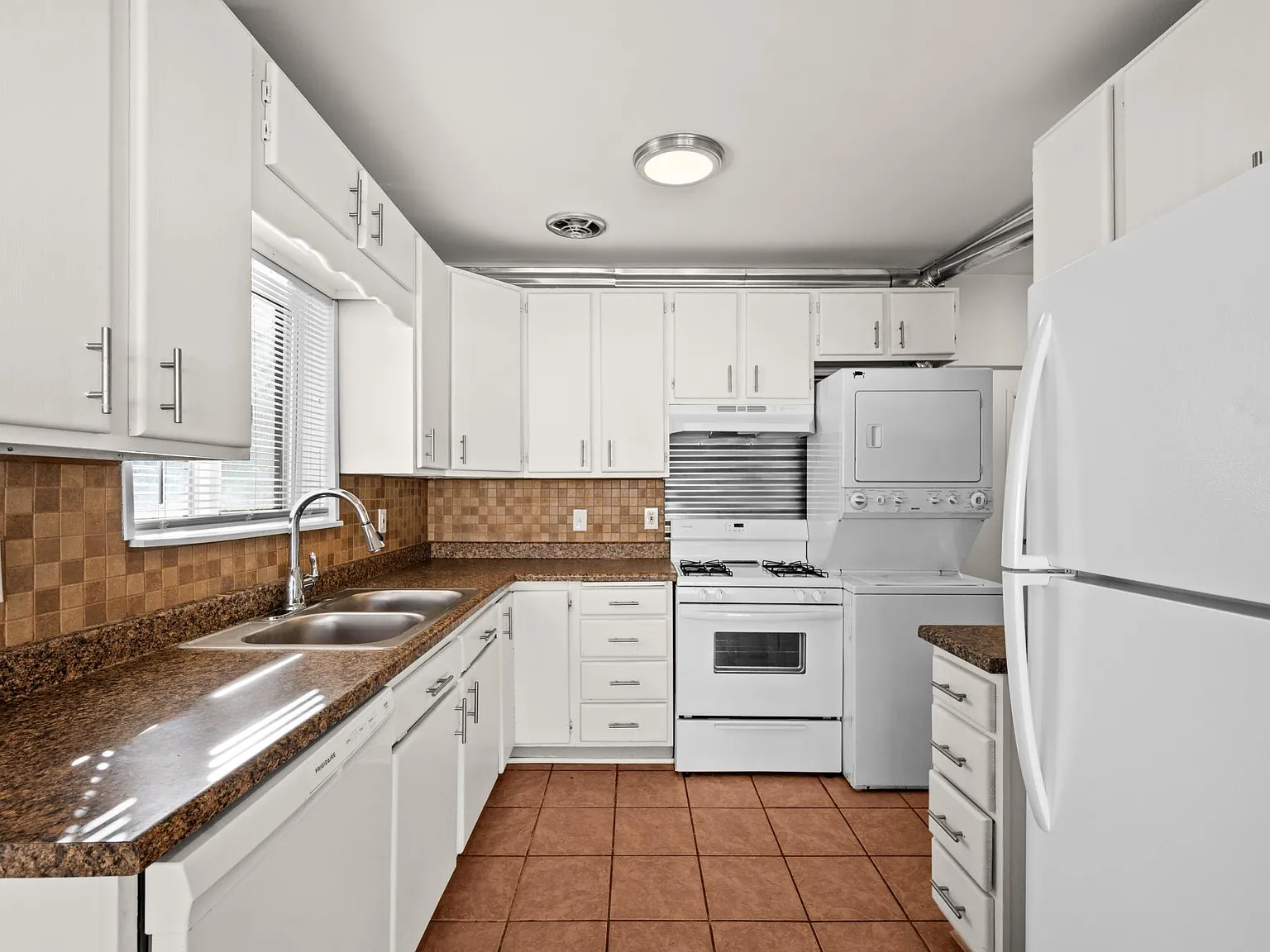 2 bed, 950 sqft, $1,650 — Photo 1