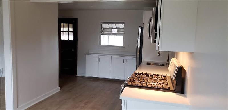 2nd image of 3045 Custer Ave