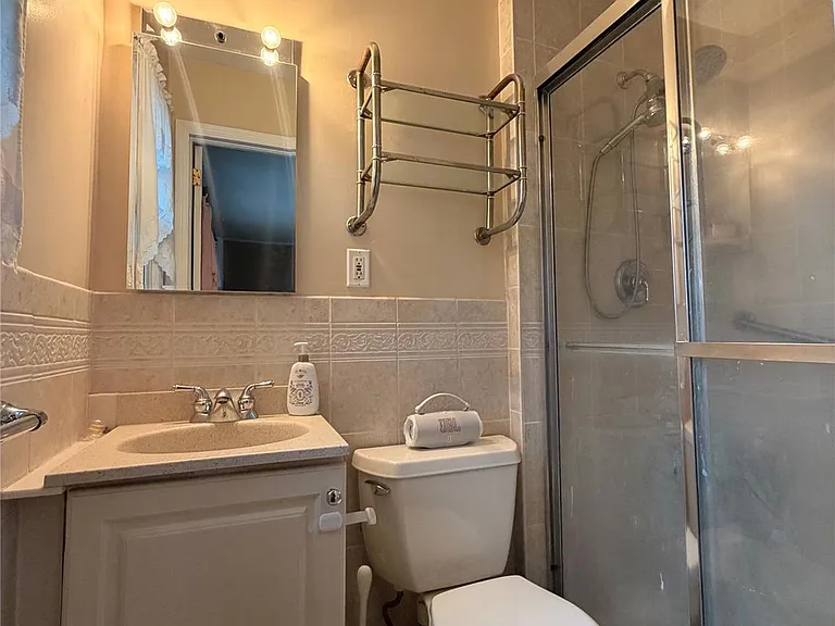 748 Leslie Ln — Photo 11