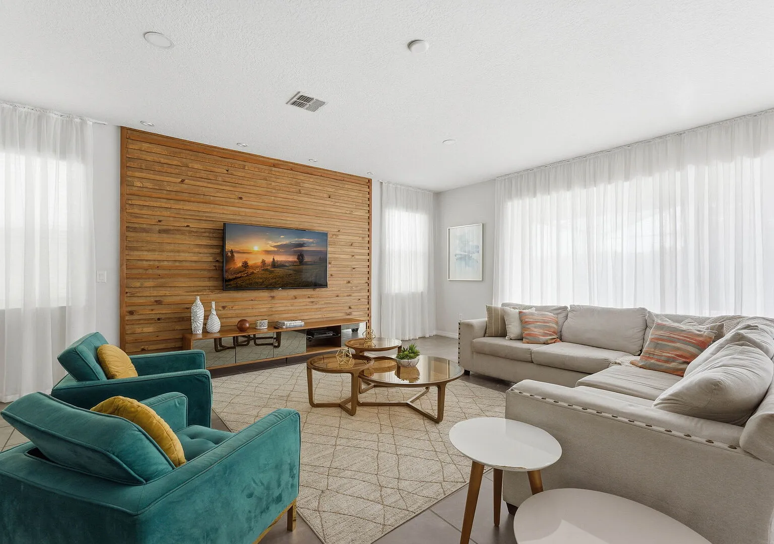 Upscale 9BR Stay with Pool and Themed Rooms — Photo 1