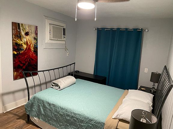 Main bedroom with a queen-size bed.