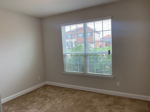 4th image of 846 Olive Ln