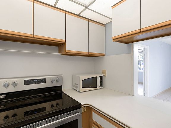 5th image of 1050 SE 15th St APT 205