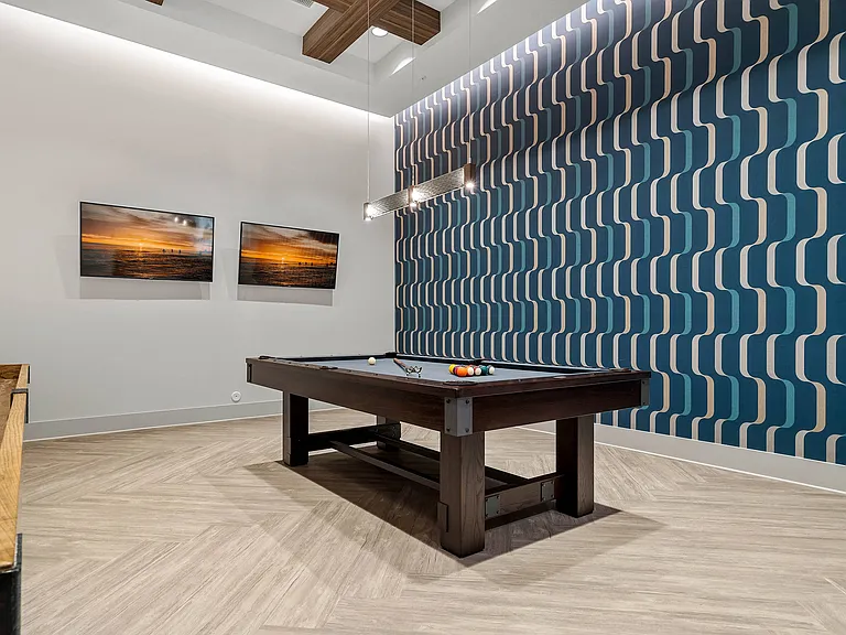 8 West — Photo 16