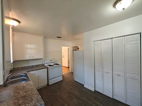 3rd image of 941 Kenmore St