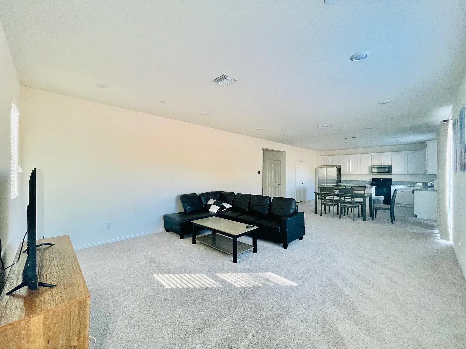 6 bed, 2537 sqft, $1,000 — Photo 3