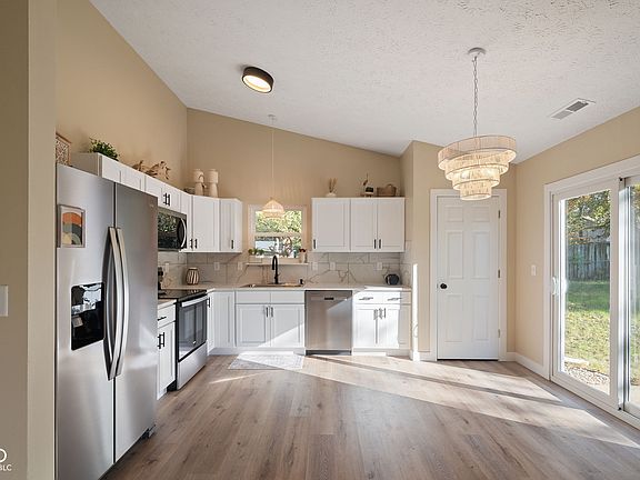 5th image of 223 Creekview Dr