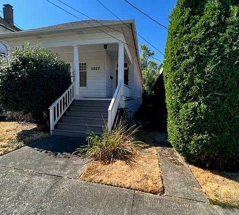 Another view of front of house