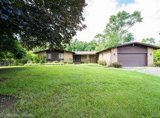 25650 W Ten Mile Rd, Southfield, MI 48033