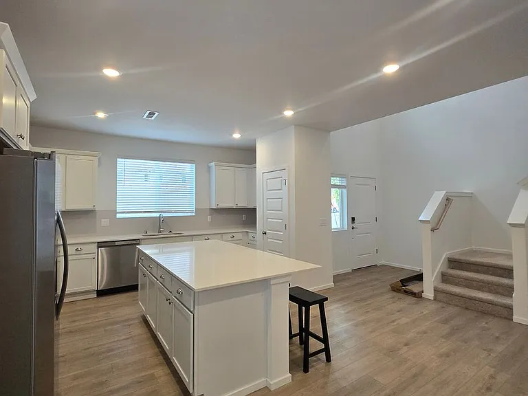 2700 Wonderland Way — Photo 4