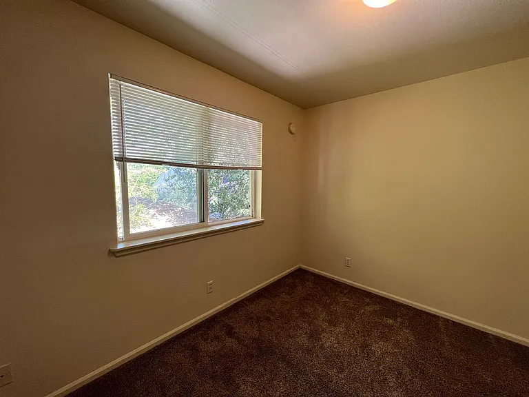 1622 W Broadway — Photo 14