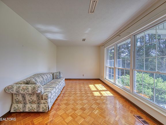 4th image of 410 1st St