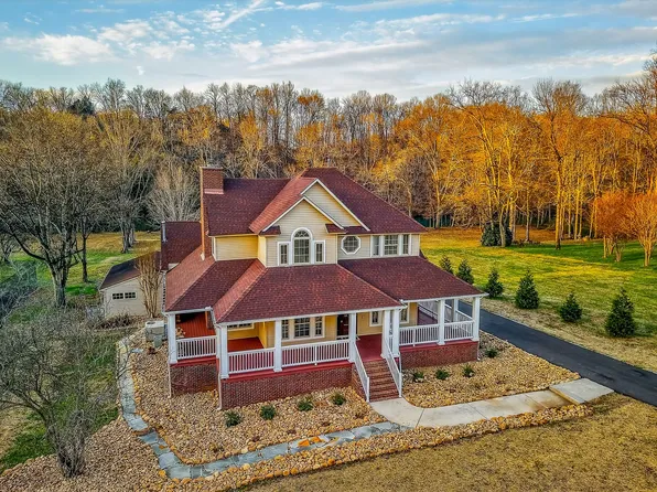 962 Indian Mound Dr, McMinnville, TN 37110