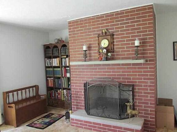 2nd image of 2101 N Carriage Ln