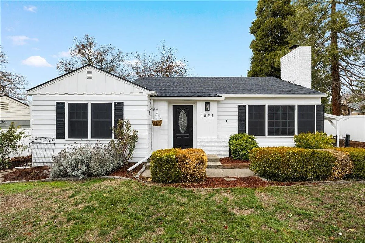 1541 Oregon Ave photo 1