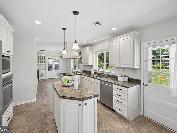 3rd image of 9710 Hillsmere Rd