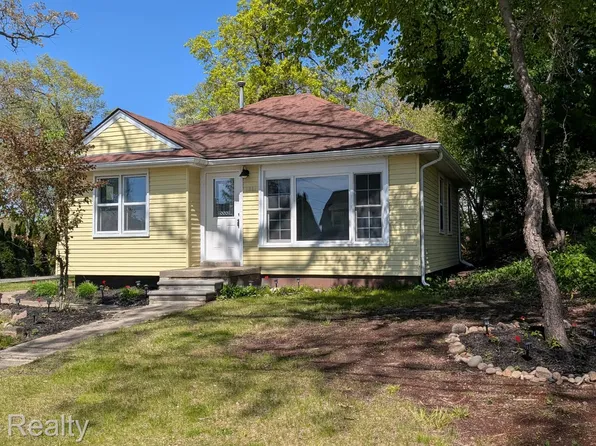 3605 Jackson Blvd, White Lake, MI 48383