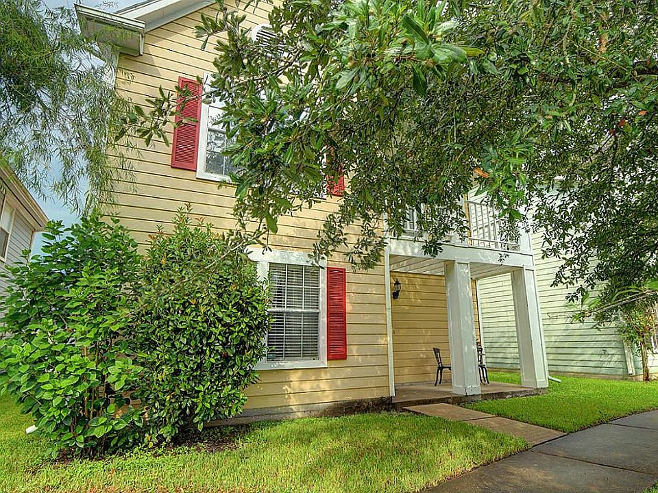 1st image of 15839 W Park Ct