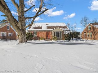 1938 Beverly Ave, Sylvan Lake, MI 48320