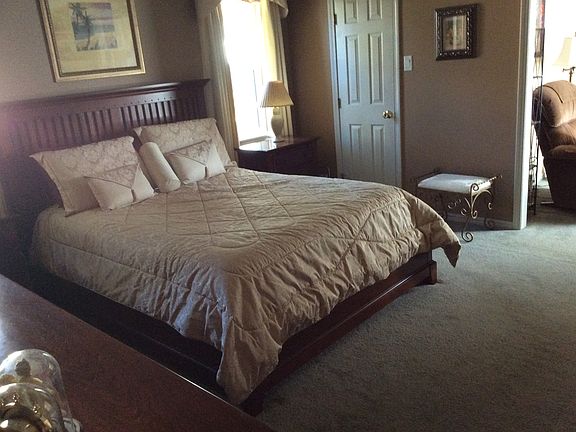 Master Bed w/walk in closet