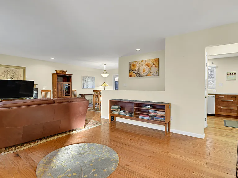 1009 Pioneer Ln — Photo 2