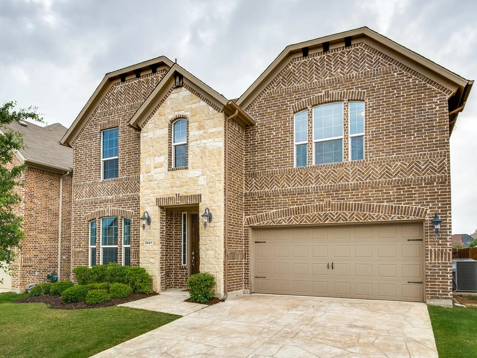 2341 Fountain Gate Dr — Photo 2
