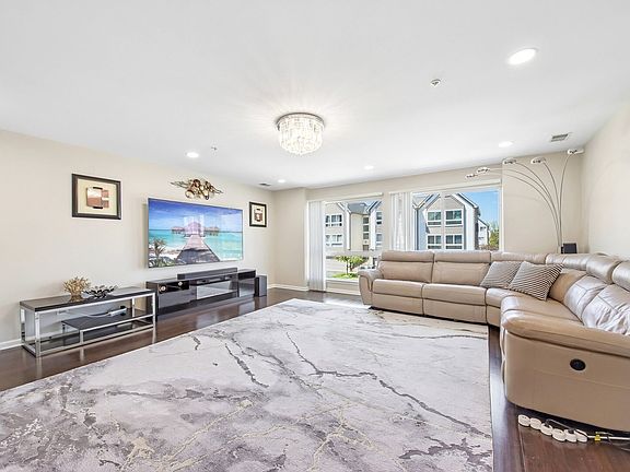 3rd image of 673 Fountainview Dr #673