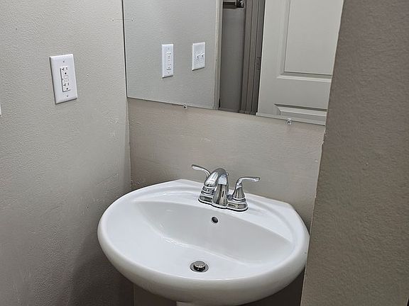 5th image of 1419 Capitol Ave APT 113