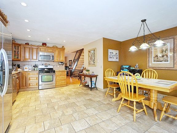 4th image of 20 Dina Ct