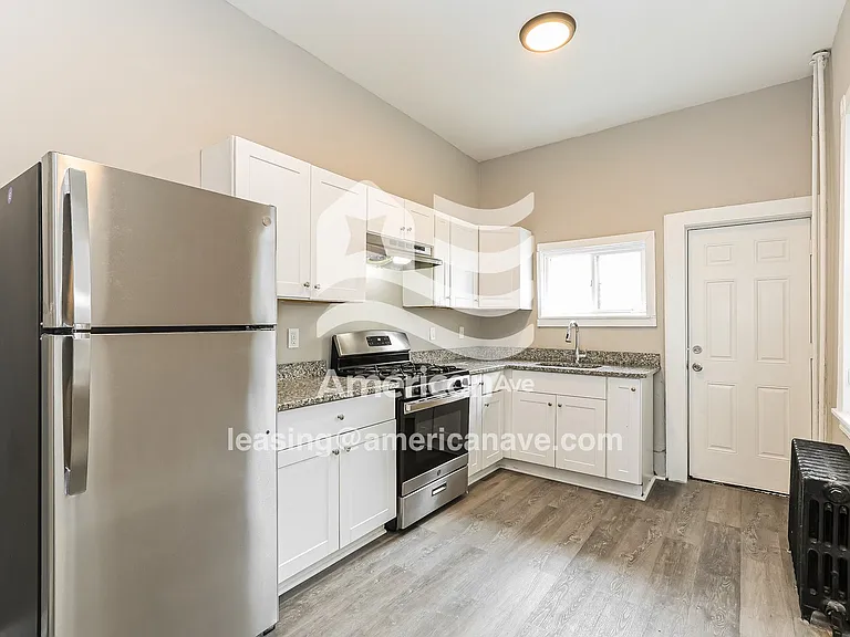 1299137_007_kitchen_6.jpg