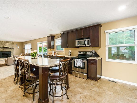 5th image of 9695 Meadow Wood Dr