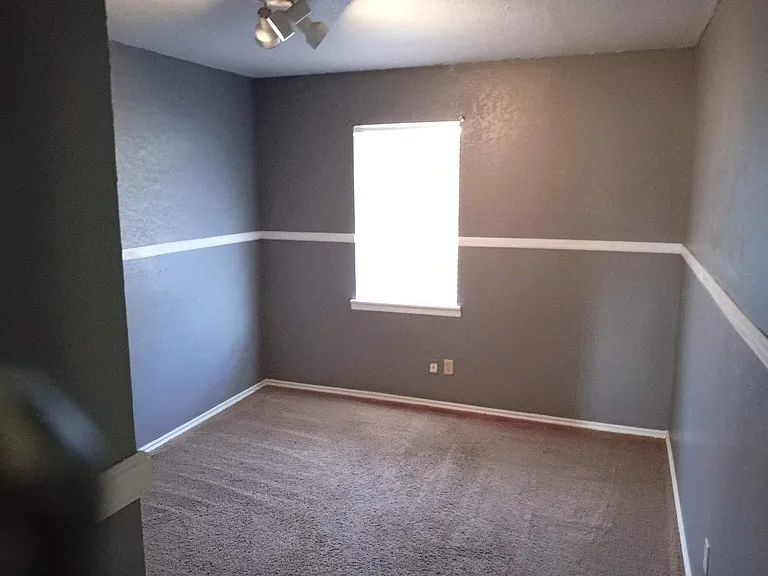616 Briarwood Ln — Photo 10