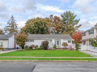 527 Spruce Ln, East Meadow, NY 11554