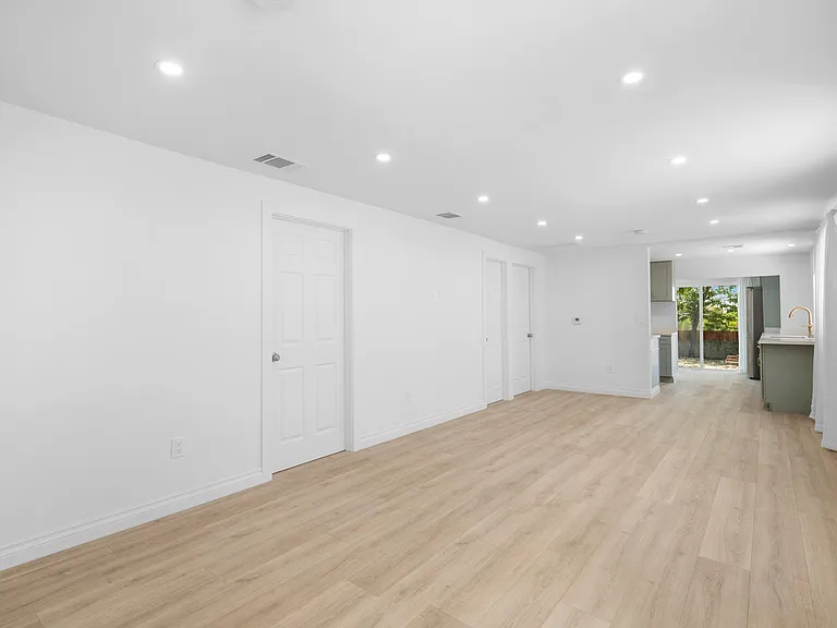 10607 Whitegate Ave — Photo 5