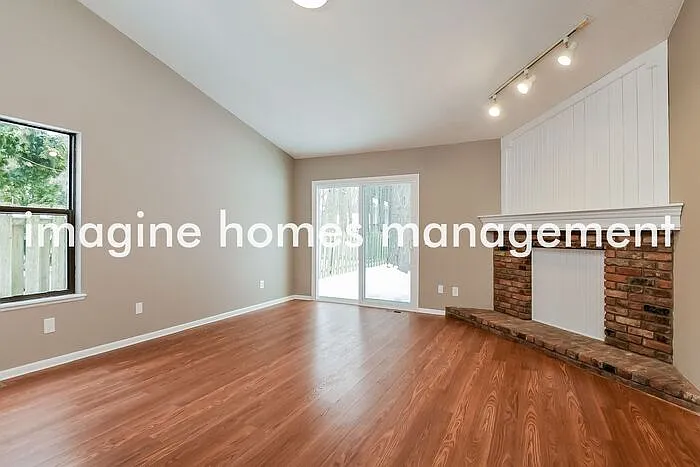 3 bed, 2.0 bath, 1382 sqft, $2,095 — Photo 3